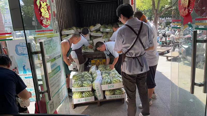 天惠超市太湖花園店西瓜暢銷(xiāo)